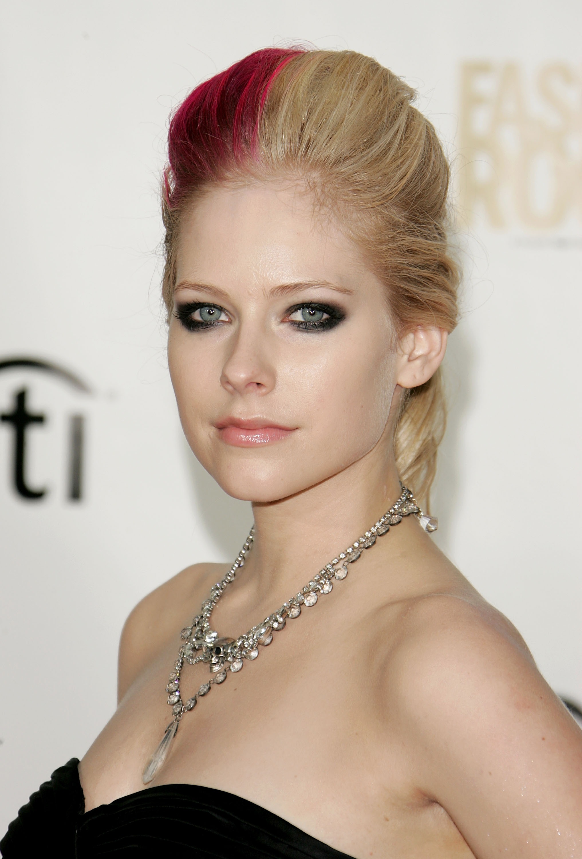Avril Lavigne photo gallery - 1056 best Avril Lavigne pics | Celebs-Place.com