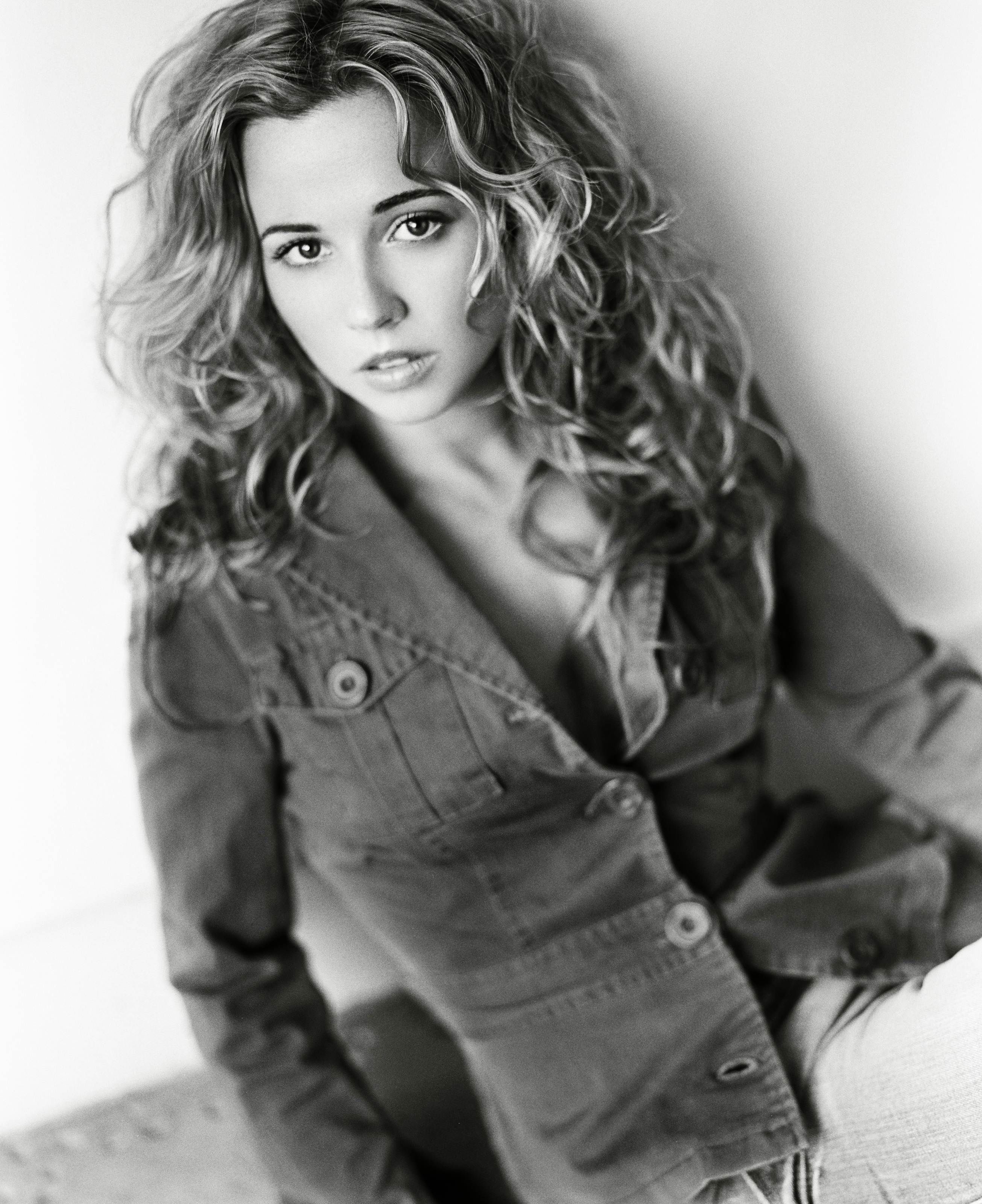 Linda Cardellini'S Stunning Photos - 56n250f