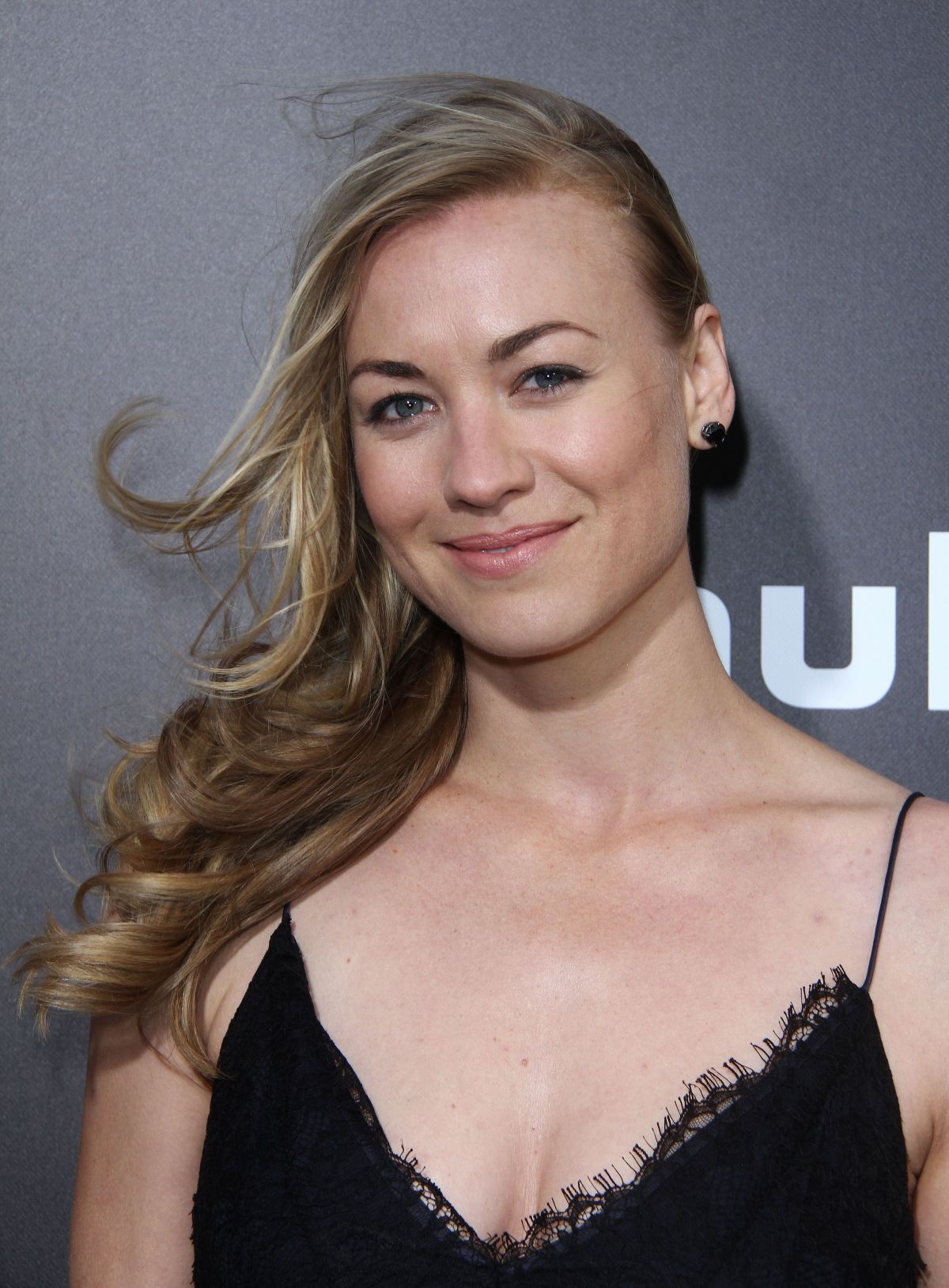 Yvonne Strahovski Photo Gallery Page 3 Celebs Place Com