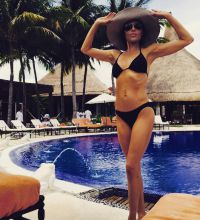 Lisa Rinna Shows off Herself in a Bikini, see the Photo
