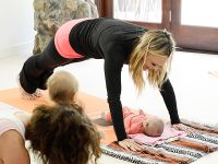 Molly Sims and her Daughter Scarlett are doing Yoga