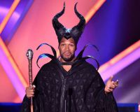 Jolie Approves Michael Strahan Wearing Her Maleficent Costume at 2015 Critics'' Choice Awards