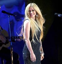 Avril Lavigne is back on Stage after struggling with Lyme Disease!