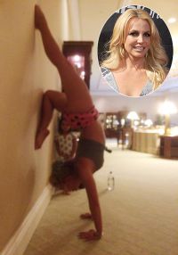 Britney Spears picked up Yoga, see her Toned Body!