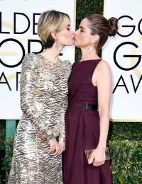Amanda Peet Speaks Of Her Kiss With Sarah Paulson