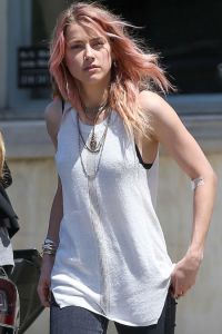 Amber Heard Got Caught With Rose Hair Trend