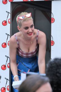 Cherry Pies From Katy Perry In Times Square!