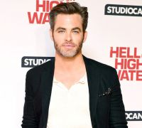 Chris Pine Uses A Flip Phone