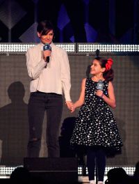 Katie Holmes And Her Daugher Present Taylor Swift At Jingle Ball