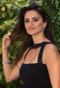 Penelope Cruz showed her jewelry collection