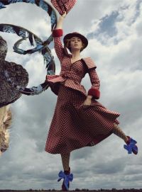 Emily Blunt is a new Mary Poppins