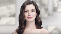 Anne Hathaway hit a fashionable outfit