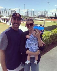 Kate Upton show her husband and little daughter