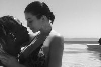 Kylie Jenner with her lover relaxed in the pool