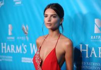 Emily Ratajkowski reveals the secret of a sexy bikini photo