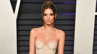 Emily Ratajkowski shows how to wear in the summer