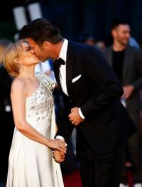 Kylie Minogue passionately kissed her boyfriend on the red carpet