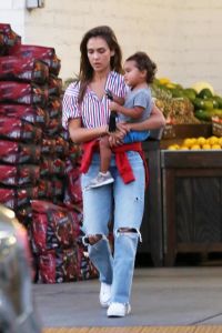 Jessica Alba shows how to look stylish and relaxed