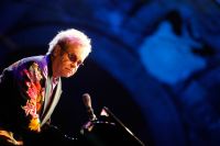 Elton John thinks Michael Jackson is mentally ill