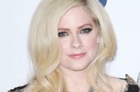 Avril Lavigne broke up with a guy?