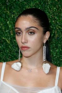 Naked Madonna's daughter kissing a girl (VIDEO)
