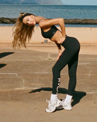 Alexis Ren