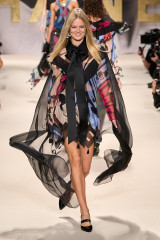 Anna Ewers
