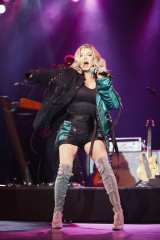 Stacy Ferguson (Fergie)