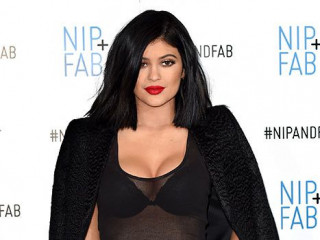 Fans criticize Kylie Jenner for Going Blackface for Photo Shoot