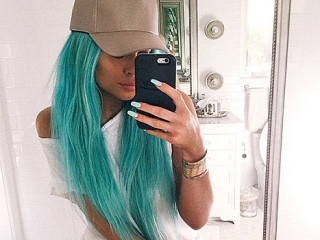 Kylie Jenner Shows off her Aqua Blue Hair