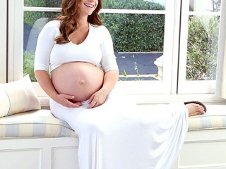 Glowing Jennifer Love Hewitt shows off her Baby Bump in front of the Camera