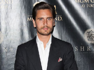 Scott Disick Guzzling Down With His Friends in Aspen