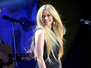Avril Lavigne is back on Stage after struggling with Lyme Disease!
