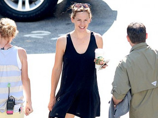 Smiling Jennifer Garner and Ben Affleck Nanny News: Pictures