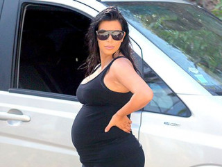 Kim Kardashian Works out on the Beach with Family Members, see her Bare Baby Bump