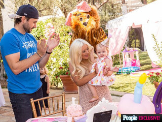 Christina Aguilera celebrated her Baby's Birthday as a Pink Carnival
