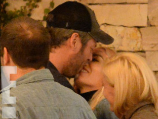 Romantic Date of Blake Shelton and Gwen Stefani: Kisses and Booty-Grabbing