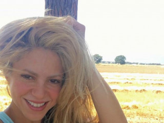 Shakira Trying to Take Selfie, Gerard Pique Filming