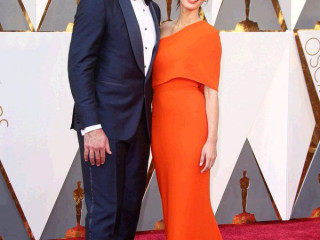 Aaron Rodgers retweet about His Oscars Look