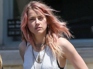 Amber Heard Got Caught With Rose Hair Trend