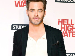 Chris Pine Uses A Flip Phone