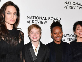 Angelina Jolie with children on the red carpet NBR Awards - 2018