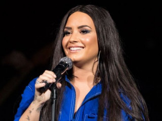 Demi Lovato Aked To Gues Who Broke Her Leg In Bali
