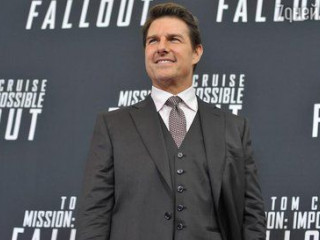Tom Cruise strolled with an unknown girl