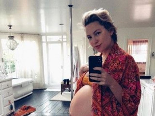 Kate Hudson showed a large pregnant belly