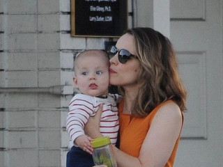 Paparazzi caught Rachel McAdams while she walking with a child