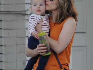 Paparazzi caught Rachel McAdams while she walking with a child