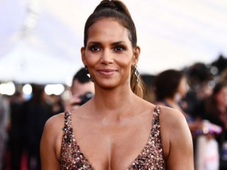 52-year-old Halle Berry is pregnant for the third time?