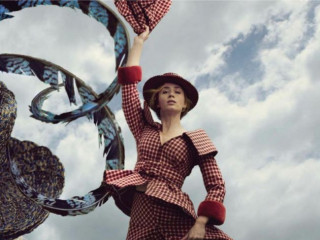 Emily Blunt is a new Mary Poppins