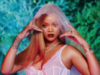 Rihanna showed how to apply makeup properly (VIDEO)